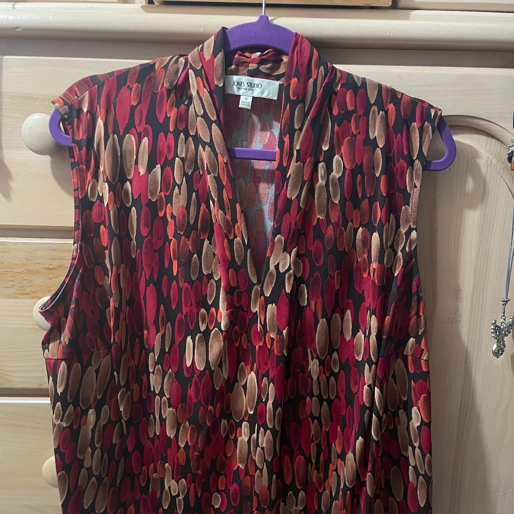 Jones Studio Separates Sleeveless Multicolor Blouse. Deep V Neck. Slight Collar.
